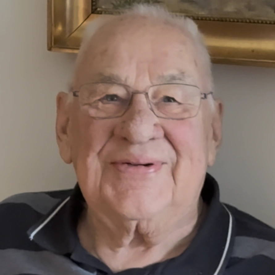 Peer uses FloorBike at home, enthusiastic with the stability and ease of use.